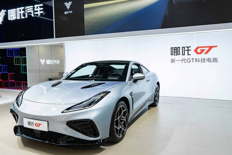 成都36哪吒汽车在智能汽车领域的表现，领途汽车在新能源汽车市场中的影响力